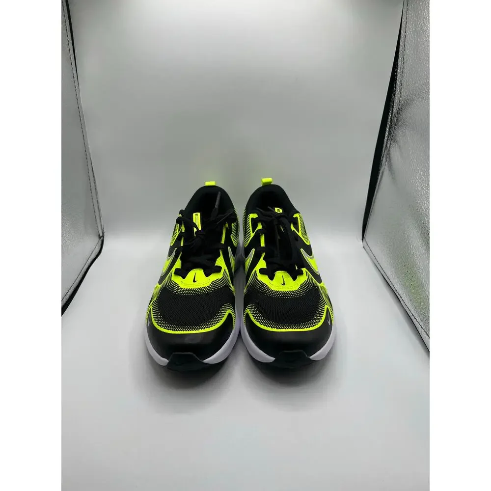 Nike Cosmic Runner GS “Black Volt” size 6 Y